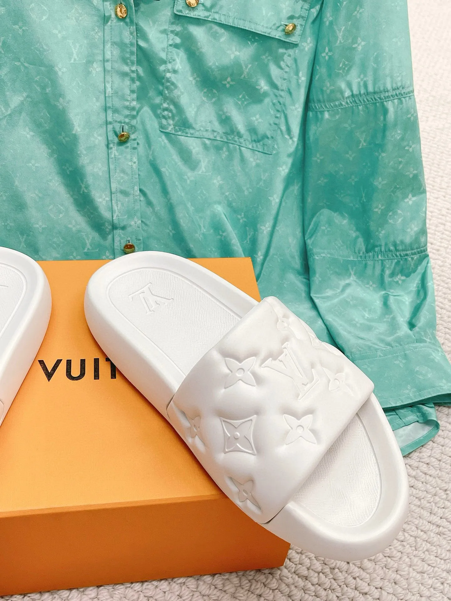 Factory price: 260💰【𝐋𝐕 Slippers】▪️Shoe size: Men's 38-45 ▪️Packaging: Counter top quality~original packaging 𝟐𝟎𝟐3 Louis Vuitton counter's new embossed slippers, L's monogram embossed slippers, Waterfront sandals are back, the upper buckle is embossed with LV's iconic Monogram pattern. Made of waterproof rubber with a comfortable and resilient insole. The lightweight, flexible outsole is embossed with the Louis Vuitton logo. ▪️Fabric: Original molded rubber foam surface ▪️Technology: embossed logo ▪️Sole: Original molded rubber foam outsole ▪️Sole thickness: 3CM.
